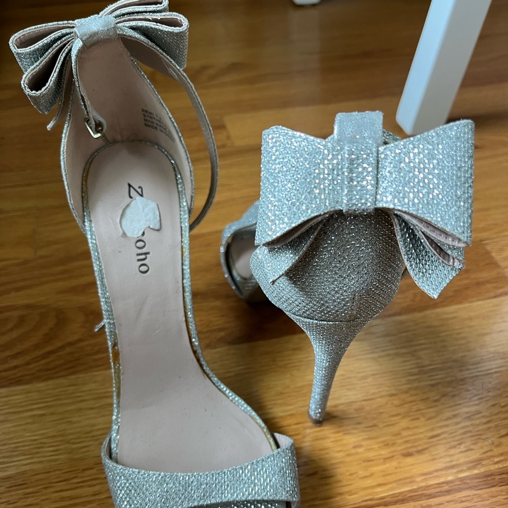 Women’s 7.5 silver heels with bow
